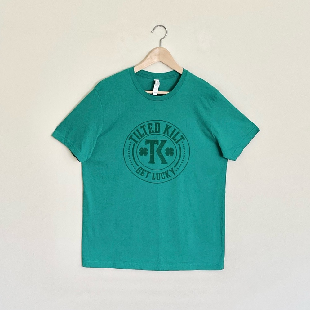 The Tilted Kilt Pub & Eatery Indianapolis “Get Lucky” Green T Shirt Adult Large